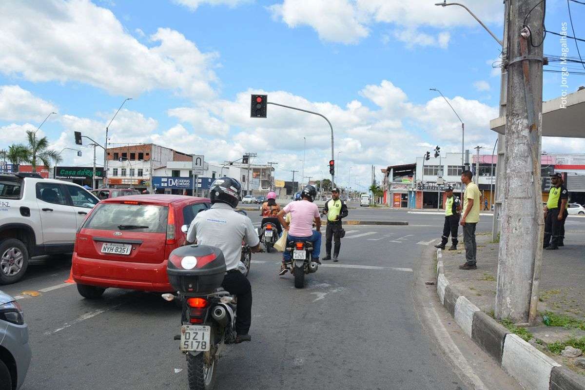 Medida implantada em três cruzamentos da Avenida Presidente Dutra exige atenção à sinalização, aos pedestres e às condições de circulação.