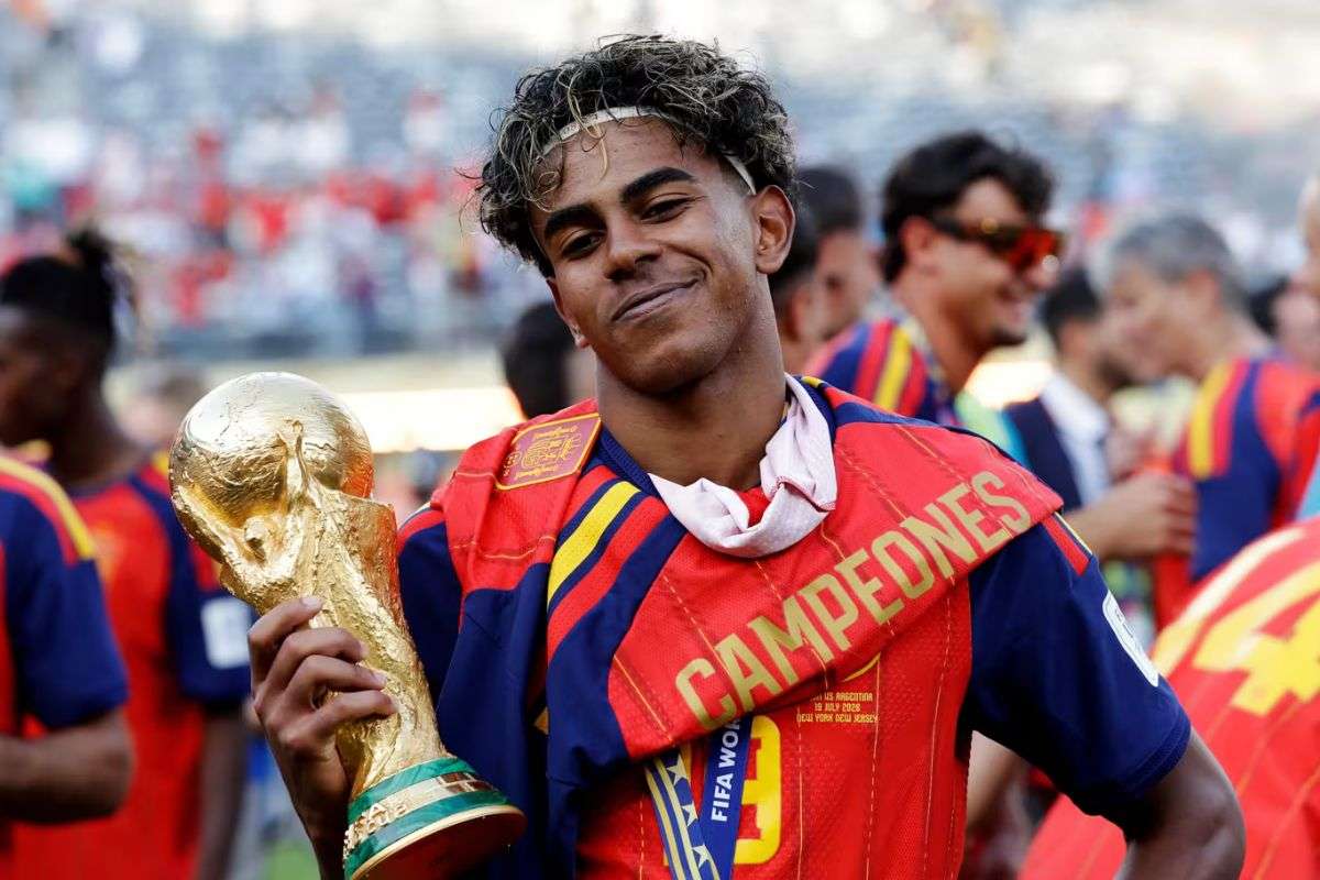 Levantamento histórico da FIFA reúne os jogadores mais jovens a conquistar a Copa do Mundo e destaca a presença de atletas de diferentes gerações, com Pelé, Lamine Yamal, Kylian Mbappé e outros campeões entre os 20 primeiros colocados.