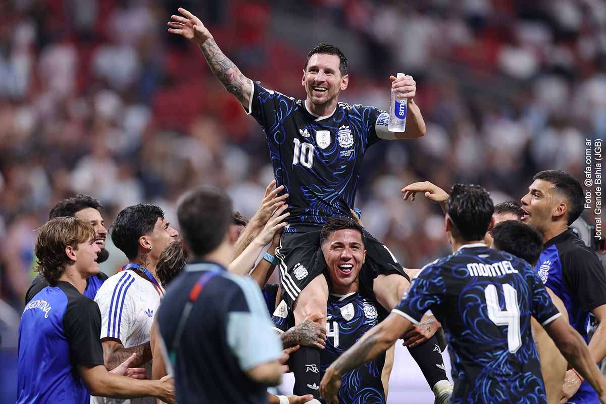 Lionel Messi assumiu provisoriamente a liderança da Chuteira de Ouro da Copa do Mundo de 2026 após dar duas assistências na vitória da Argentina sobre a Inglaterra. O argentino soma oito gols e pode superar Kylian Mbappé no desempate por assistências. O francês, Harry Kane e Jude Bellingham ainda atuarão na disputa pelo terceiro lugar, enquanto Messi enfrentará a Espanha na final de domingo.