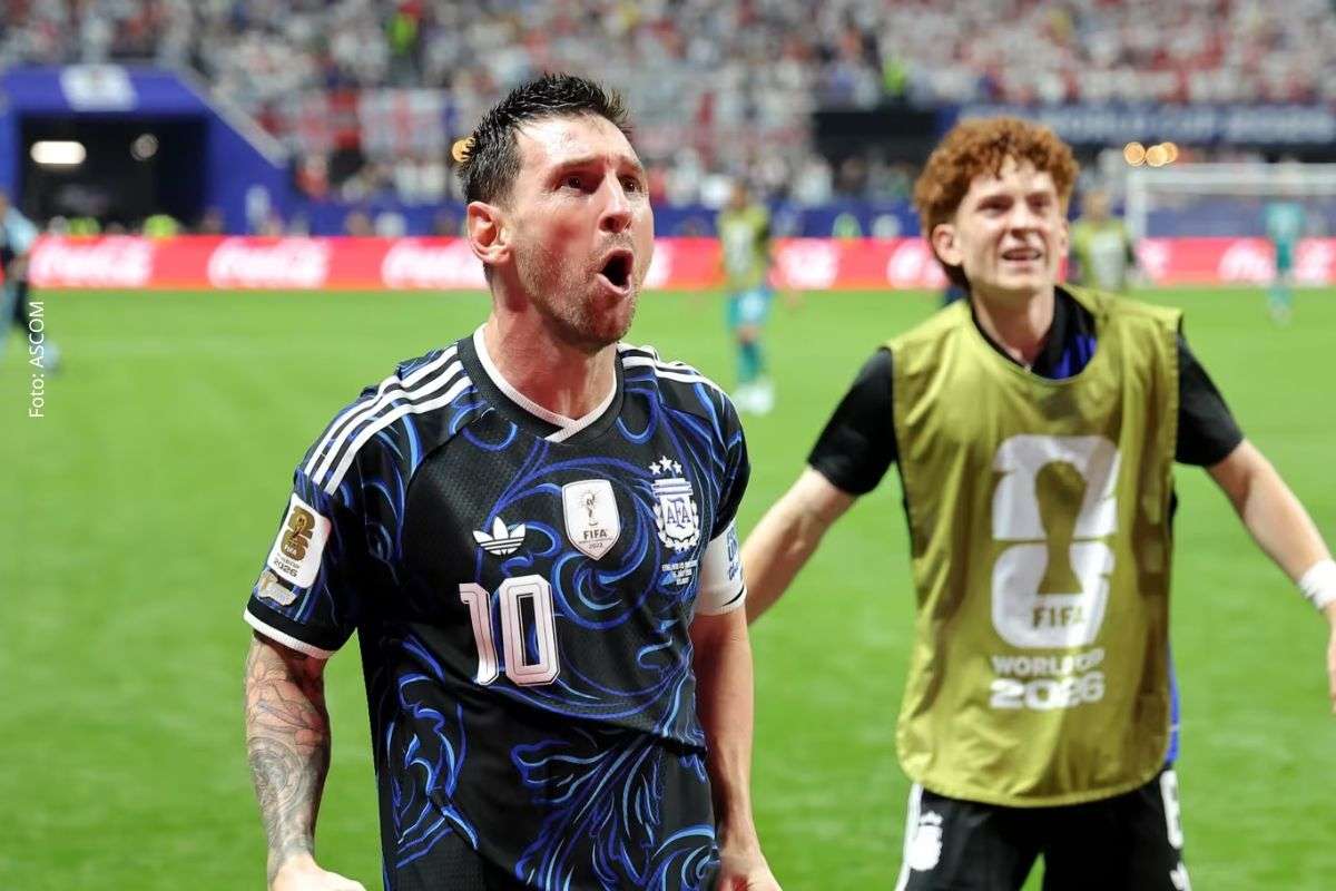 Capitão argentino dá duas assistências na vitória sobre a Inglaterra, leva a seleção à decisão da Copa do Mundo de 2026 e reforça a continuidade da tradição da camisa 10 iniciada por Diego Maradona.