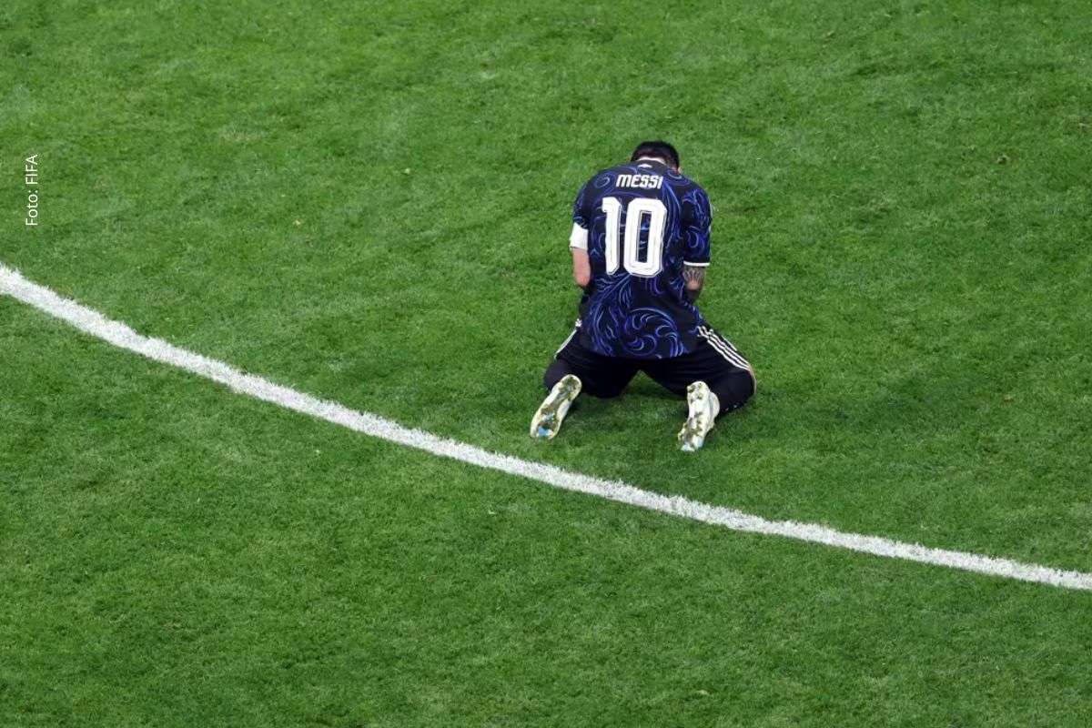 Capitão argentino contribui com duas assistências na vitória sobre a Inglaterra, alcança sua terceira final de Copa do Mundo e projeta decisão diante da Espanha no Mundial de 2026.