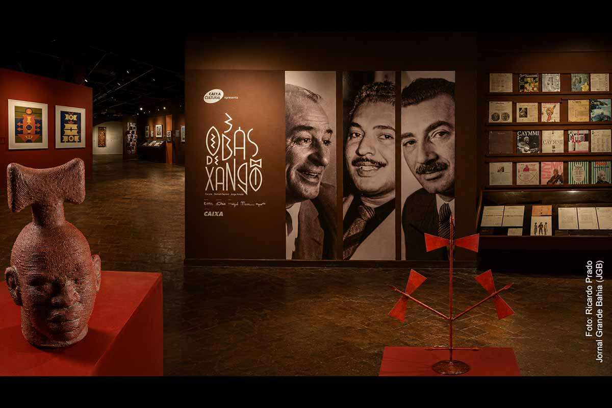 A exposição gratuita “3 Obás de Xangô”, em cartaz na unidade Pelourinho da CAIXA Cultural Salvador, celebra os 114 anos de Jorge Amado e sua amizade com Carybé e Dorival Caymmi. Com obras e registros de mais de 45 artistas, a mostra destaca o Candomblé, a intelectualidade negra e as mães de santo na formação cultural brasileira. A visitação segue até 06/12/2026, de terça a domingo e feriados.