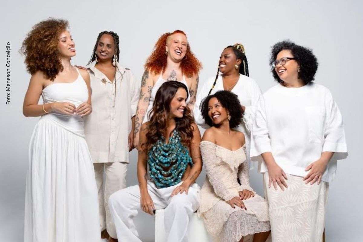 Novo álbum do coletivo feminino reúne samba de roda, chula, maracatu, samba-reggae, pagodão baiano e referências da música brasileira.